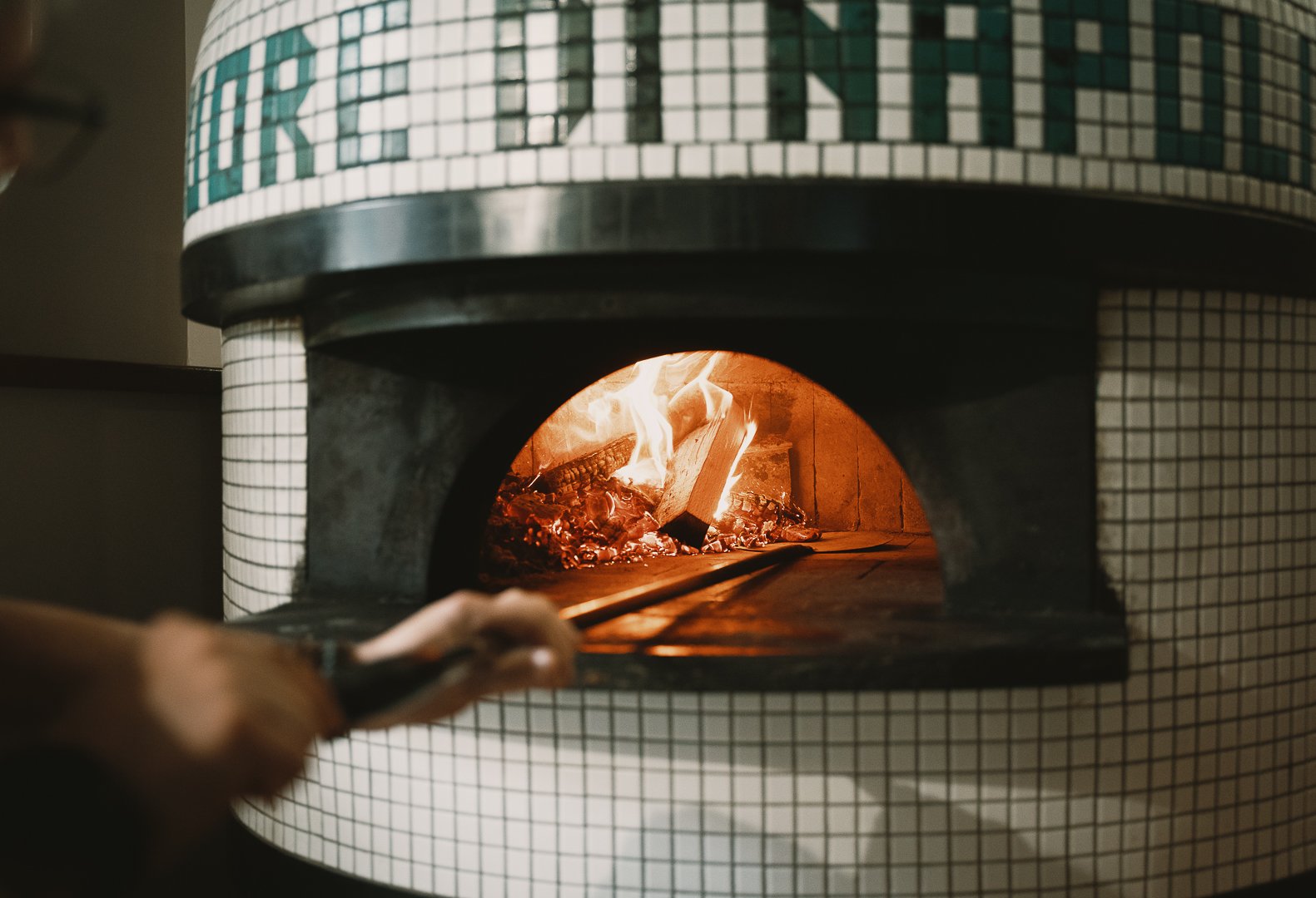 Piec opalany drewnem z mozaiką Cuore di Napoli