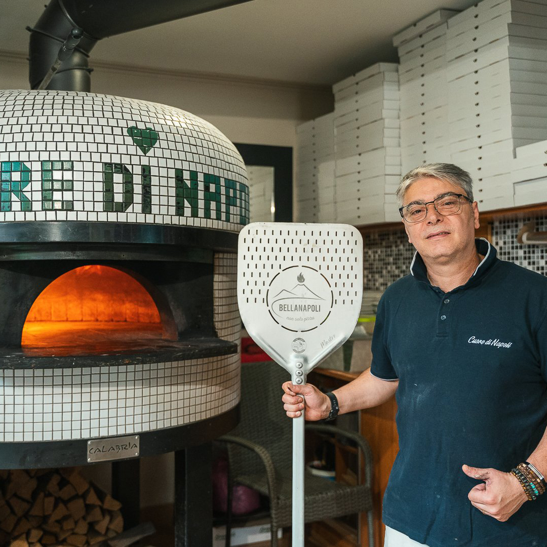 Alfonso - pizzaiolo z Neapolu przy piecu w Cuore di Napoli